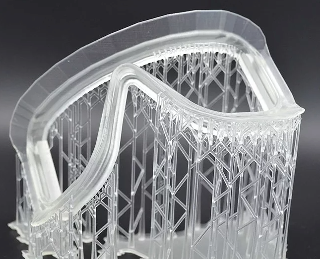 Das großartige Merkmal des 3DM-Tough Harzes ist seine Zähigkeit, seine Klarheit und Transparenz ohne zeitliche Vergilbung. Das Material zeichnet sich vor allem durch seine genauigkeit, seinen geringen Schrumpf und seine Haltbarkeit aus.