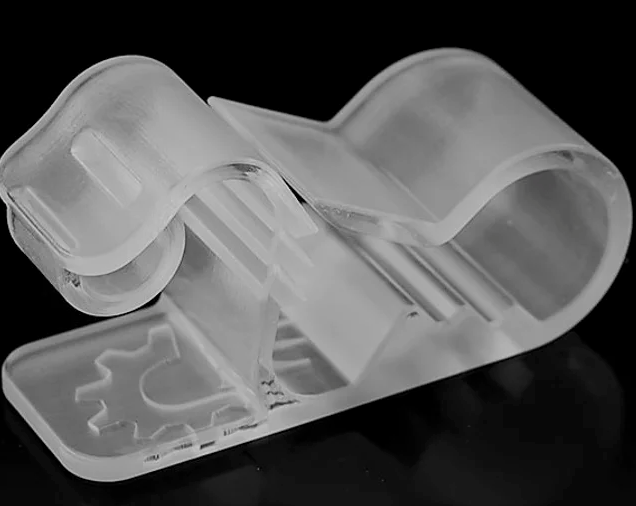 Das großartige Merkmal des 3DM-Tough Harzes ist seine Zähigkeit, seine Klarheit und Transparenz ohne zeitliche Vergilbung. Das Material zeichnet sich vor allem durch seine genauigkeit, seinen geringen Schrumpf und seine Haltbarkeit aus.